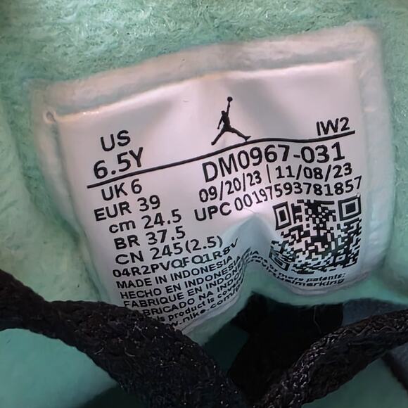 Air Jordan 3 Retro Green Glow Brand New 6.5Y - Picture 8 of 8